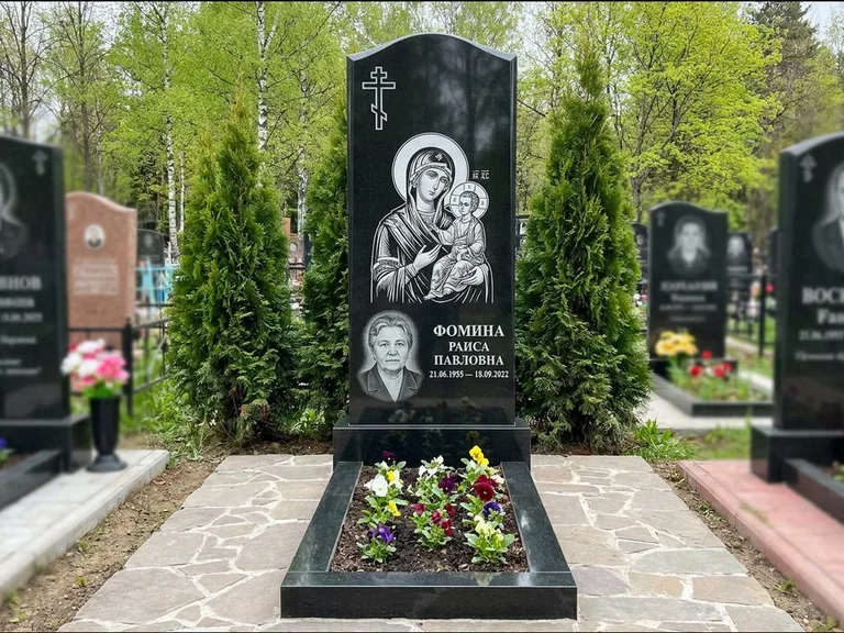 Памятник с гравировкой иконы — икона в резном киоте, работа «Гущин» в Туле
