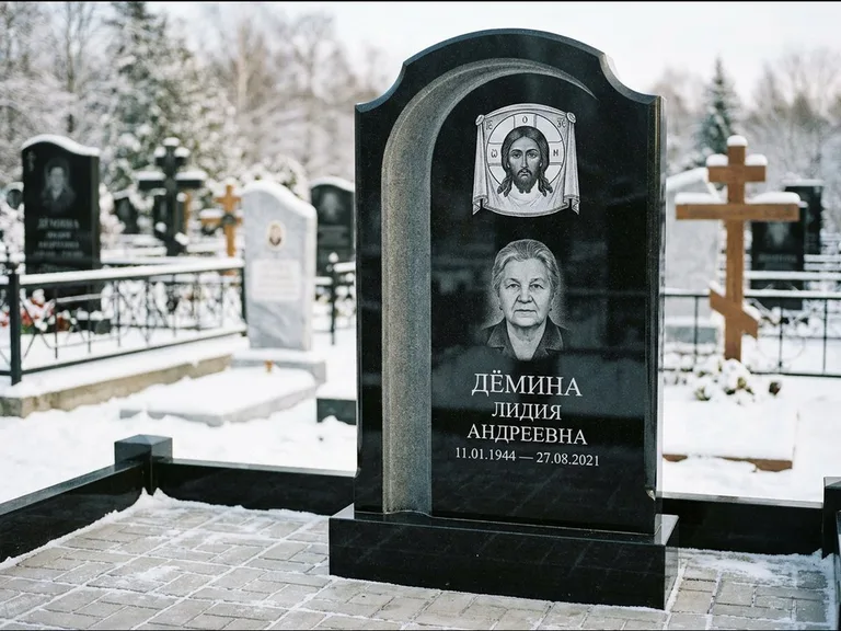 Памятник с гравировкой иконы: гранёный восьмиугольный обелиск с крестом — гравировка Николая Чудотворца, семейный участок с гранитной скамьёй, работа «Зотов» в Туле