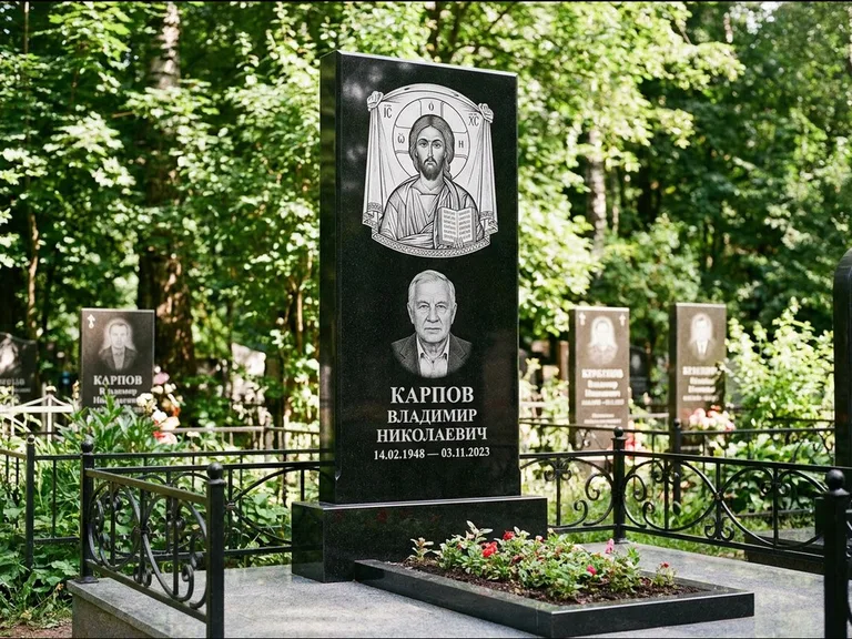 Памятник с гравировкой иконы: широкая двойная семейная стела — золочёный нимб на образе, цветник с красными розами, работа «Воронцова» в Туле