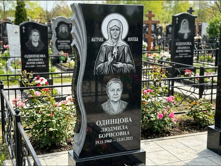 Памятник с гравировкой иконы: ступенчатая двухуровневая стела — Архангел Михаил на стеле, каменная дорожка из плитняка, работа «Одинцов» в Туле
