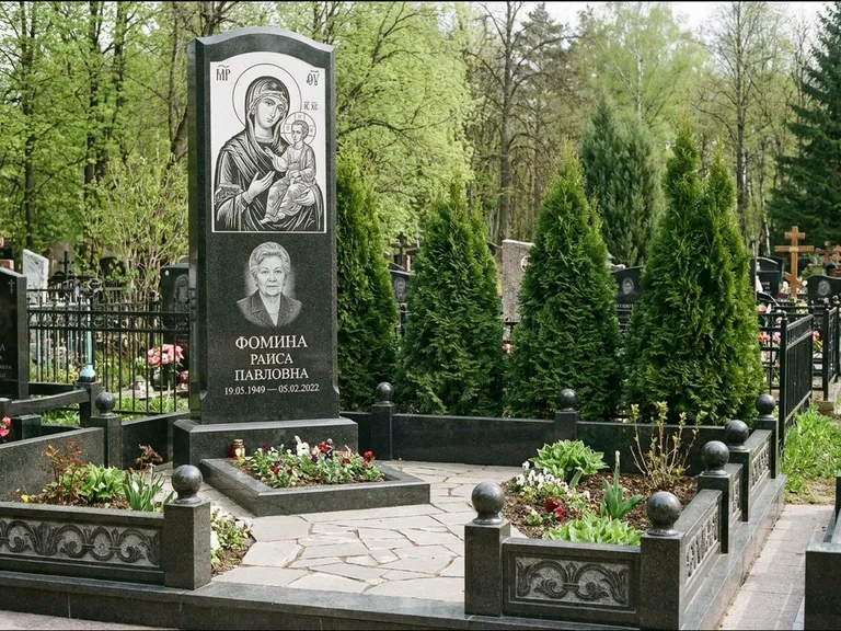 Памятник с гравировкой иконы: высокий гранёный обелиск с крестом-навершием — гравировка образа Матроны Московской, открытый участок без ограды, работа «Третьяков» в Туле