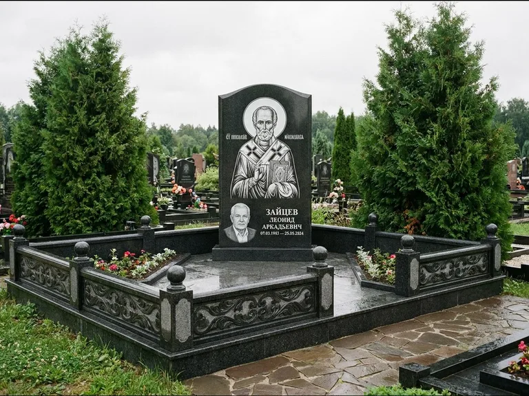 Памятник с гравировкой иконы: стела с гранитным столиком и скамьёй — Архангел Михаил на стеле, семейный участок с плиткой, работа «Верещагина» в Туле
