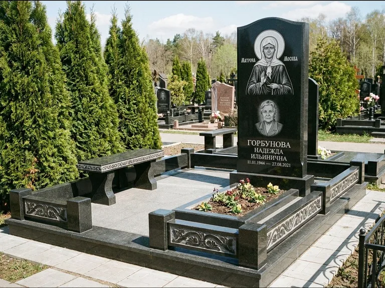 Памятник с гравировкой иконы: стела в форме раскрытой книги с образом — гравировка образа Спасителя, цоколь тёмной плиткой, работа «Зотов» в Туле
