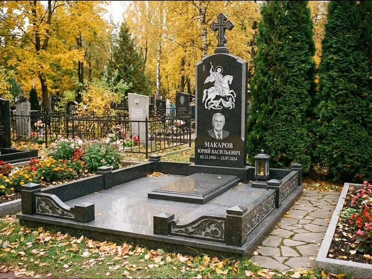 Памятник с гравировкой иконы: ступенчатая трёхуровневая стела — золочёный нимб на образе, дорожка из природного плитняка, работа «Лебедева» в Туле
