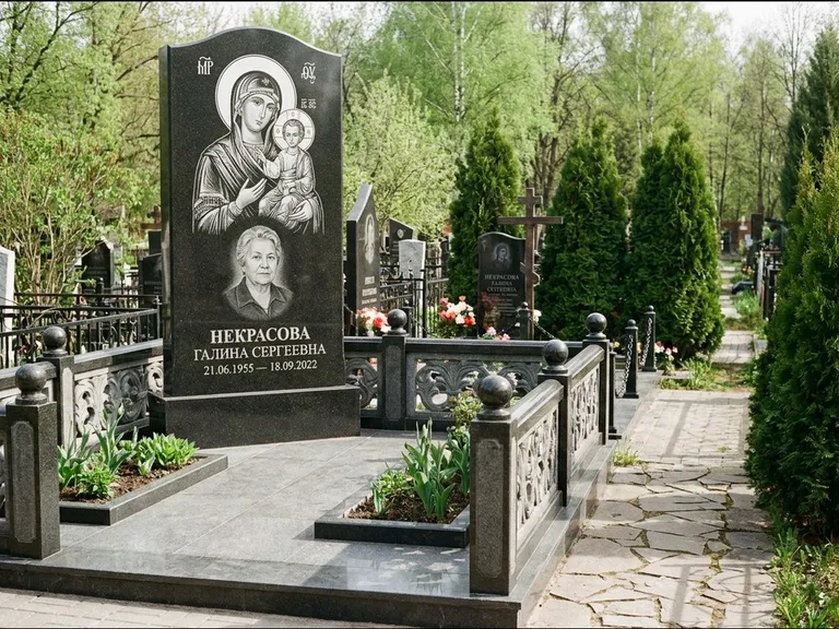 Памятник с гравировкой иконы: полукруглая стела с купольным навершием — Архангел Михаил на стеле, заснеженный зимний участок, работа «Гущин» в Туле
