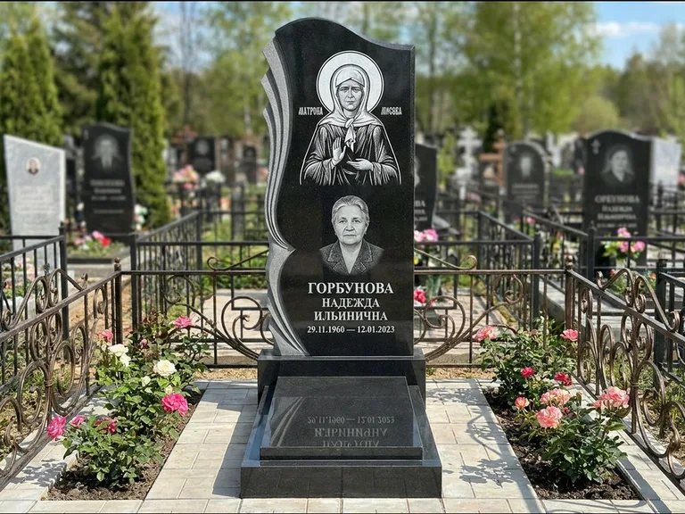 Памятник с гравировкой иконы — икона в резном киоте, работа «Одинцов» в Туле