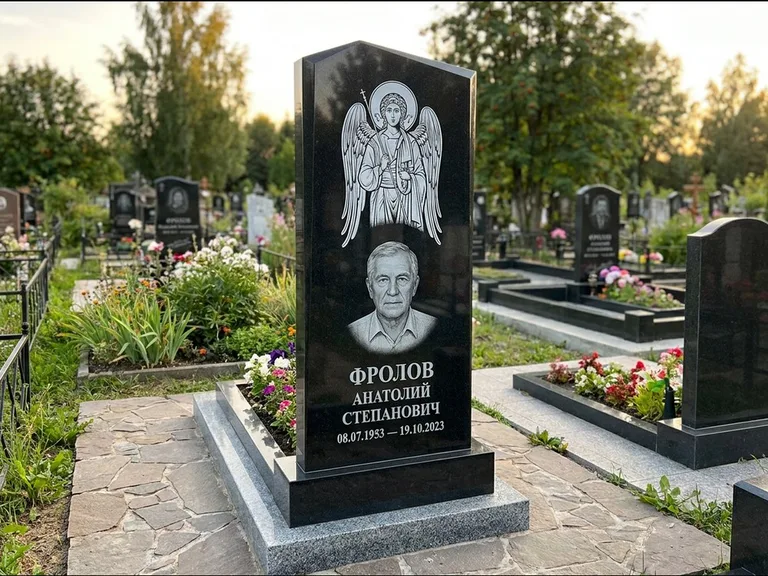 Памятник с гравировкой иконы — Владимирская икона Божией Матери с Младенцем, работа «Мельникова» в Туле