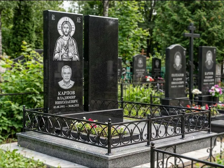 Памятник с гравировкой иконы — Казанская икона Божией Матери на стеле, работа «Богданова» в Туле