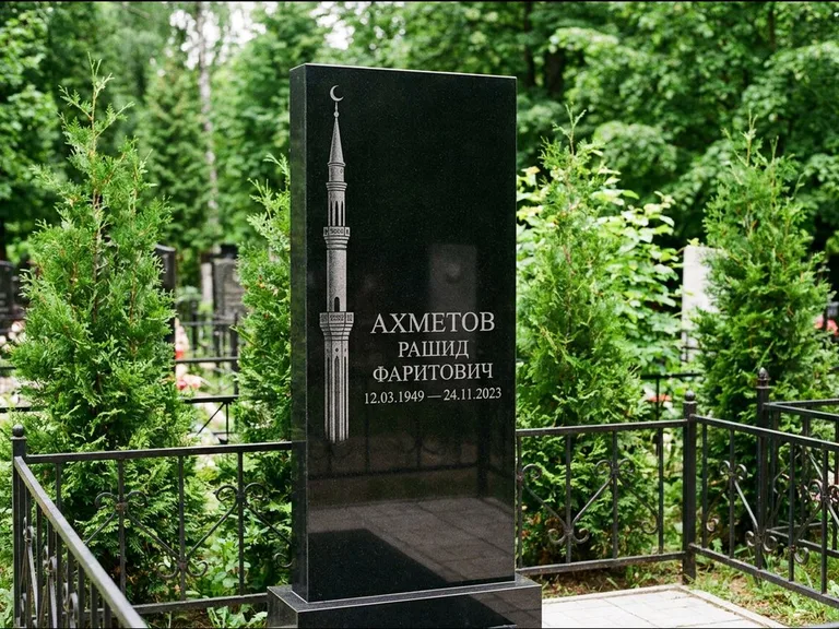 Мусульманский памятник с гравировкой мечети — минарет с полумесяцем у края стелы, работа «Ахметов» в Туле