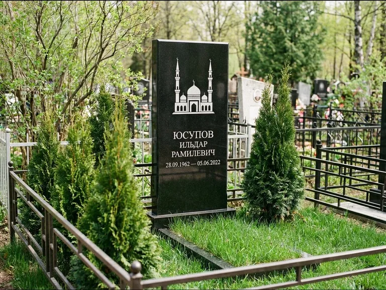 Мусульманский памятник с гравировкой мечети — силуэт мечети с двумя минаретами над именем, работа «Юсупов» в Туле