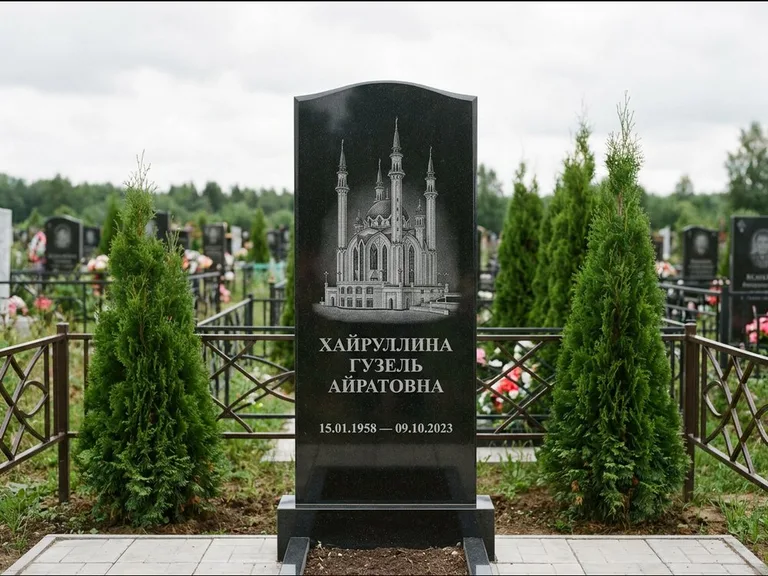 Мусульманский памятник с гравировкой мечети — мечеть Кул-Шариф на обороте стелы, работа «Хайруллина» в Туле