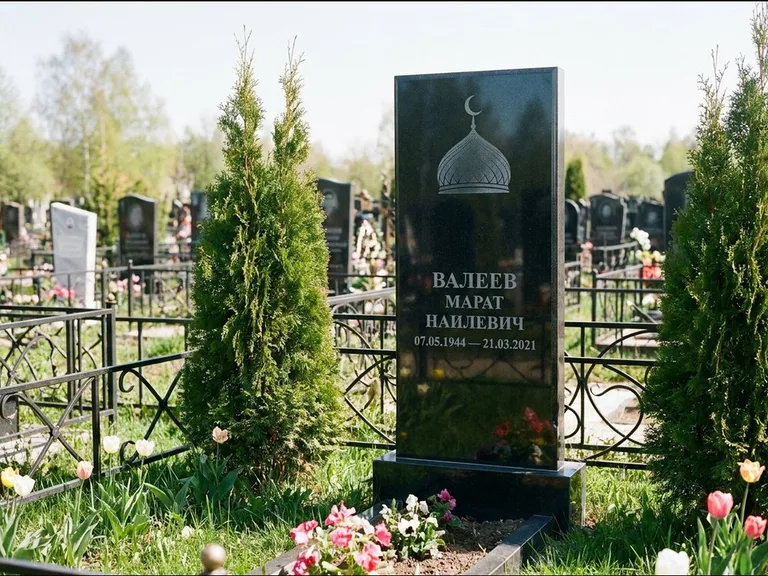 Мусульманский памятник с гравировкой мечети — купол с полумесяцем в верхней части, работа «Валеев» в Туле