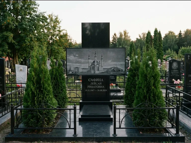Мусульманский памятник с гравировкой мечети — панорама мечети во всю ширину стелы, работа «Сафина» в Туле