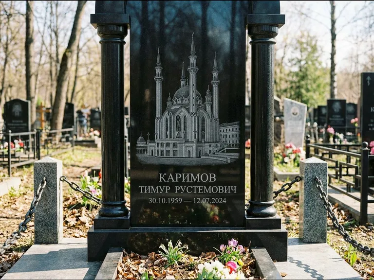 Мусульманский памятник с гравировкой мечети: стела с колоннами-минаретами по бокам — детализированная гравировка мечети Кул-Шариф, гранитные столбики с провисающей цепью, работа «Каримов» в Туле