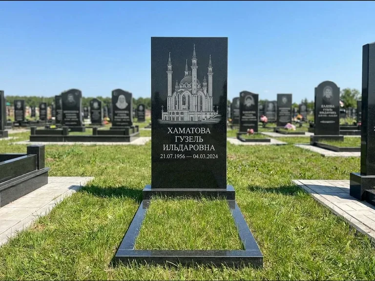 Мусульманский памятник с гравировкой мечети: небольшая скромная одиночная стела — золочёная гравировка мечети, аккуратный участок с газоном, работа «Нигматуллина» в Туле