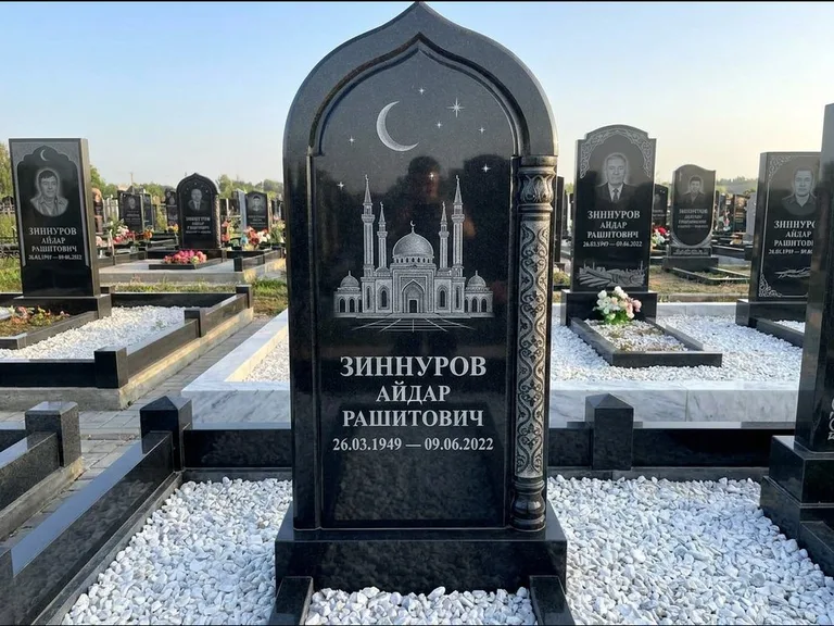Мусульманский памятник с гравировкой мечети: стела с михраб-верхом и резной боковой колонной — детализированная гравировка мечети Кул-Шариф, белая мраморная крошка, работа «Ахметов» в Туле
