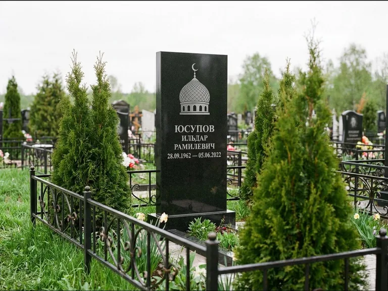 Мусульманский памятник с гравировкой мечети — купол с полумесяцем в верхней части, работа «Юсупов» в Туле