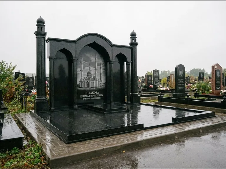 Мусульманский памятник с гравировкой мечети: семейный мемориал с колоннами-минаретами и аркой — золочёная гравировка мечети, большая мощёная площадка, работа «Абдуллаева» в Туле
