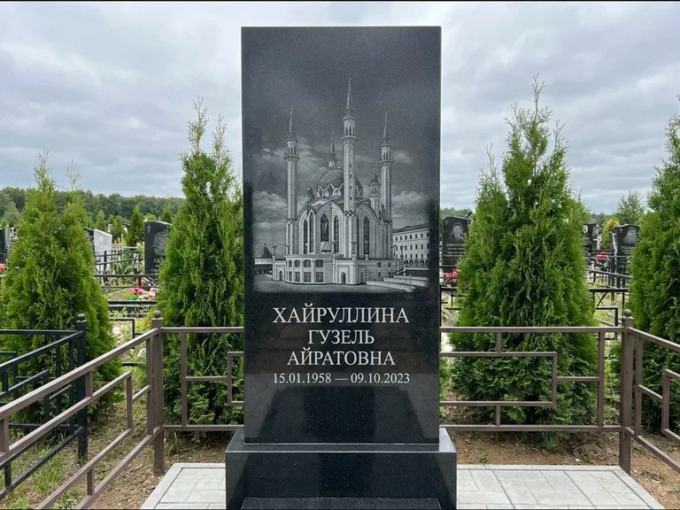 Мусульманский памятник с гравировкой мечети — панорама мечети во всю ширину стелы, работа «Хайруллина» в Туле