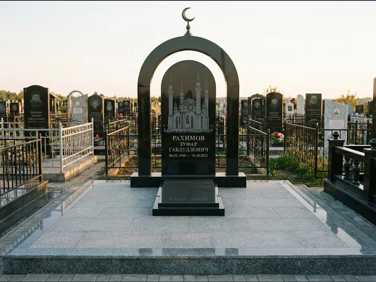 Мусульманский памятник с гравировкой мечети: монументальная стела-арка с полумесяцем на вершине — детализированная гравировка мечети Кул-Шариф, мощёная гранитная площадка с бордюром, работа «Юсупов» в Туле