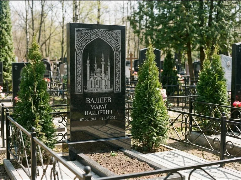 Мусульманский памятник с гравировкой мечети — мечеть в восточной арке с орнаментом, работа «Валеев» в Туле