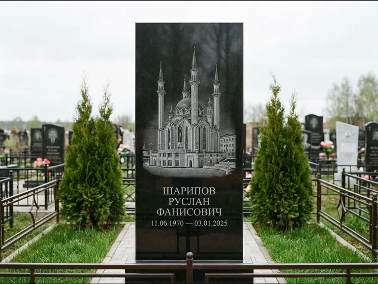 Мусульманский памятник с гравировкой мечети — мечеть Кул-Шариф на обороте стелы, работа «Шарипов» в Туле