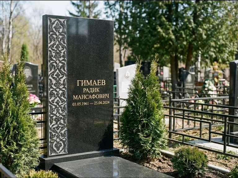Мусульманский памятник — колонна ислими по краю стелы, работа «Гимаев» в Туле