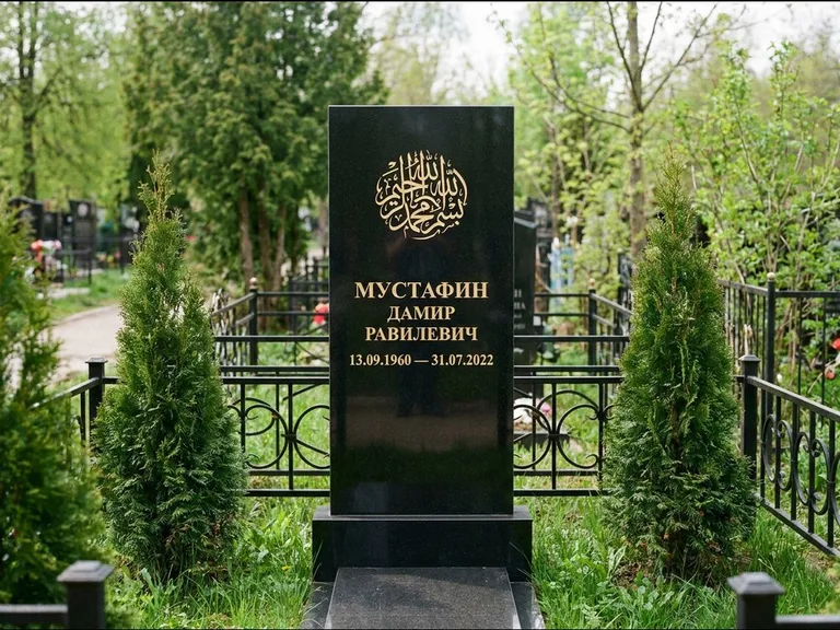 Мусульманский памятник — шахада в верхней части стелы, работа «Мустафин» в Туле