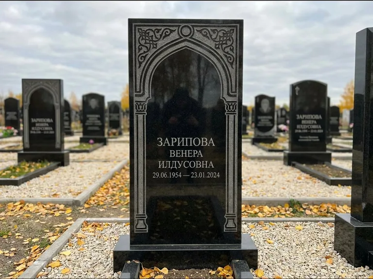 Мусульманский памятник: фигурная стела с михраб-нишей — гравировка мечети в михраб-арке с орнаментом, светлая гравийная отсыпка, работа «Зарипова» в Туле