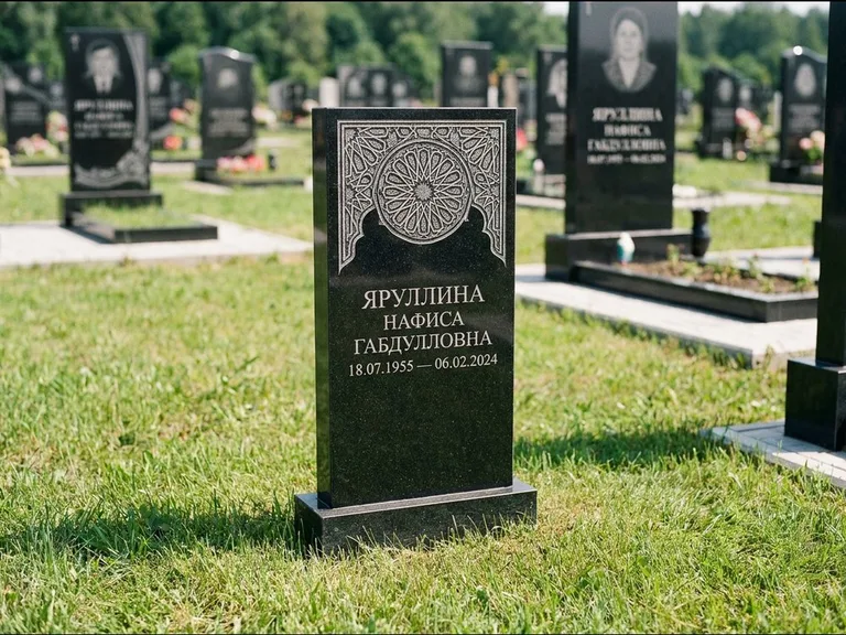 Мусульманский памятник: небольшая скромная невысокая стела — золочёная гравировка мечети, аккуратный участок с газоном, работа «Фахрутдинова» в Туле
