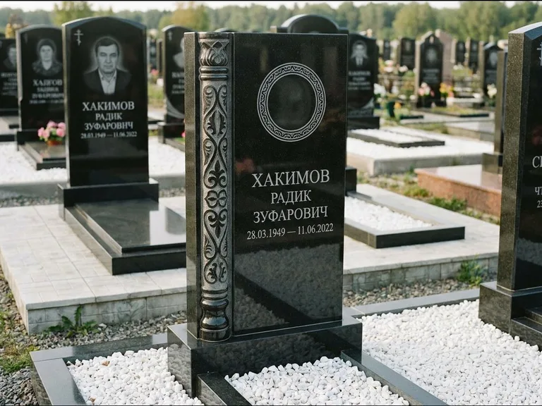 Мусульманский памятник: стела с боковой резной орнаментальной колонной — детализированная гравировка мечети Кул-Шариф, белая мраморная крошка, работа «Хабибуллин» в Туле