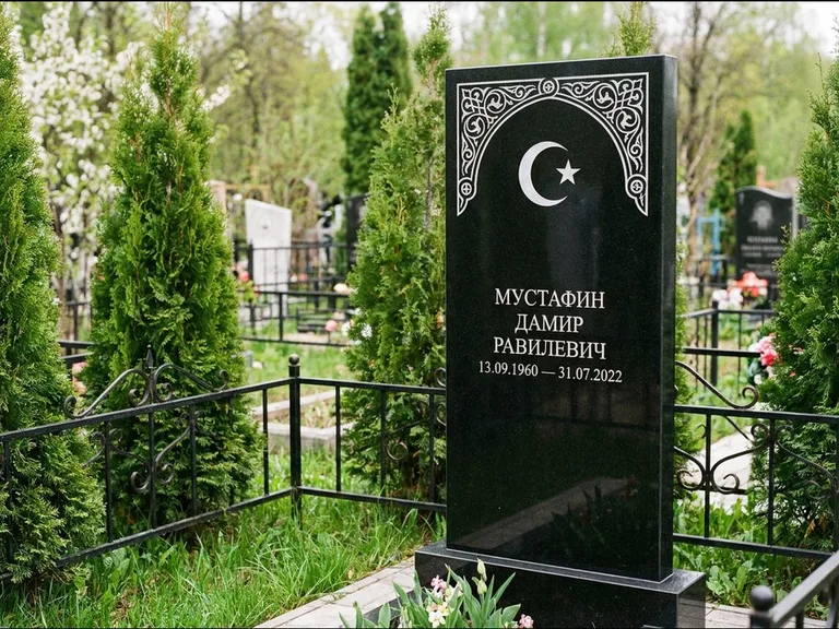 Мусульманский памятник — полумесяц со звездой и орнамент-бордюр, работа «Мустафин» в Туле