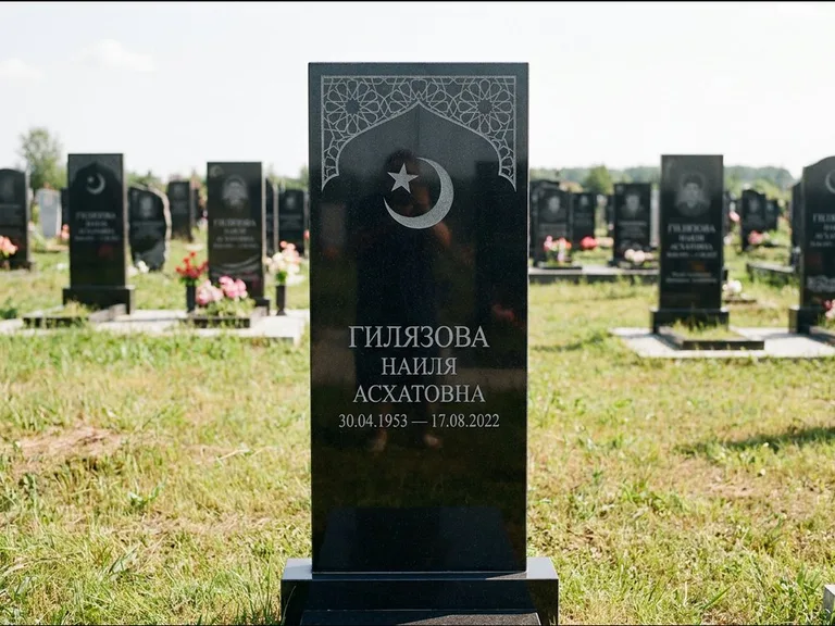 Мусульманский памятник: узкая вертикальная стела-пилон с полумесяцем — гравировка мечети в михраб-арке с орнаментом, открытая лужайка без ограды, работа «Ибрагимова» в Туле