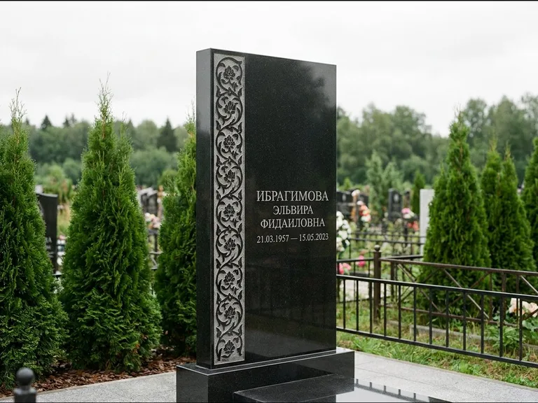 Мусульманский памятник — колонна ислими по краю стелы, работа «Ибрагимова» в Туле