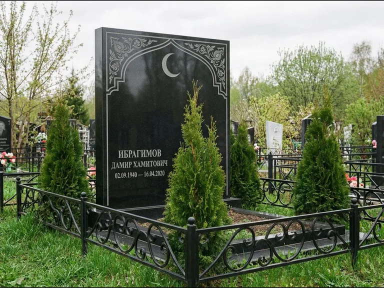 Памятник с гравировкой полумесяца — гравировка полумесяца в восточной арке с орнаментом, работа «Ибрагимов» в Туле