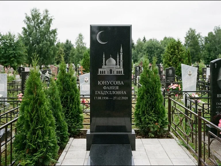 Памятник с гравировкой полумесяца — гравировка полумесяца над силуэтом мечети, работа «Юнусова» в Туле