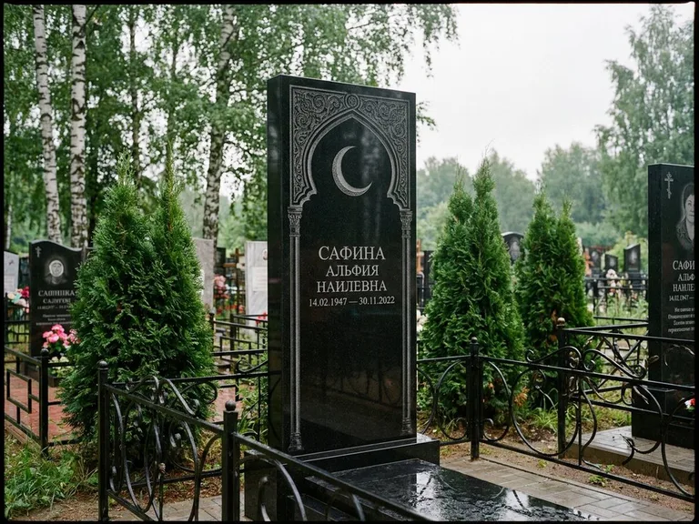 Памятник с гравировкой полумесяца — гравировка полумесяца в восточной арке с орнаментом, работа «Сафина» в Туле