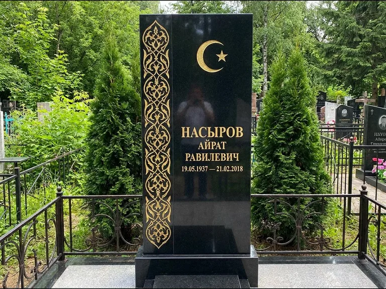 Памятник с гравировкой полумесяца — золочёный полумесяц и колонна растительного орнамента-ислими, работа «Насыров» в Туле