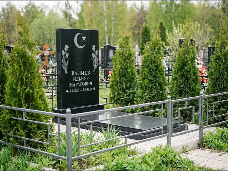 Памятник с гравировкой полумесяца — гравировка полумесяца со звездой и тюльпанами по бокам, работа «Валиев» в Туле