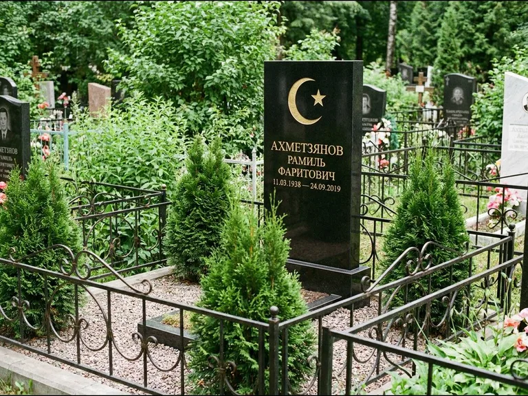 Памятник с гравировкой полумесяца — золочёная гравировка полумесяца со звездой в верхней части с, работа «Ахметзянов» в Туле