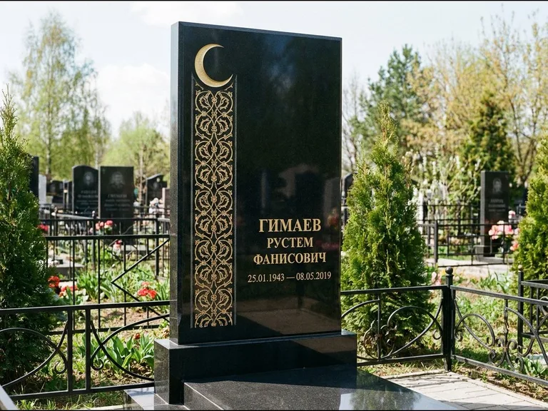 Памятник с гравировкой полумесяца — золочёный полумесяц и колонна растительного орнамента-ислими, работа «Гимаев» в Туле
