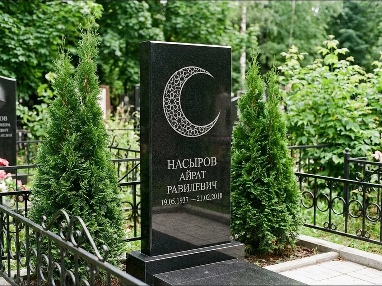 Памятник с гравировкой полумесяца — гравировка полумесяца в геометрическом орнаменте-гирихе, работа «Насыров» в Туле