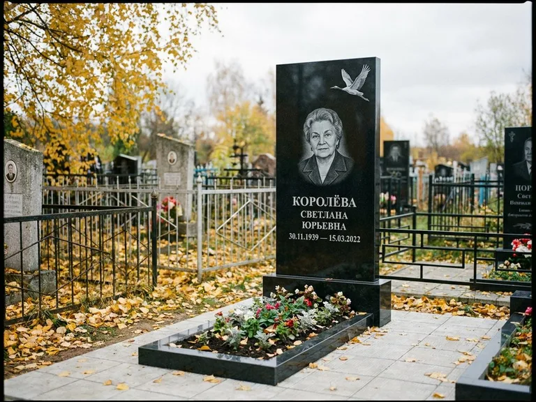 Памятник с гравировкой журавлей — белая гравировка клина журавлей, уходящего в верхний угол ст, работа «Королёва» в Туле