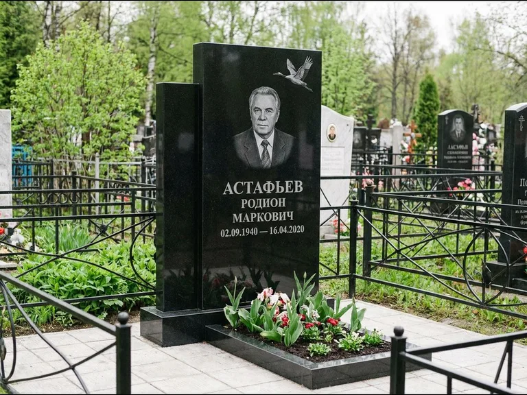 Памятник с гравировкой журавлей — гравировка одиночного летящего журавля над портретом, работа «Астафьев» в Туле