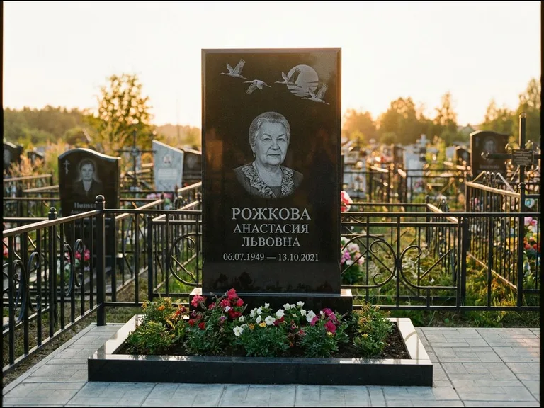 Памятник с гравировкой журавлей — гравировка клина журавлей на фоне солнечного диска, работа «Рожкова» в Туле