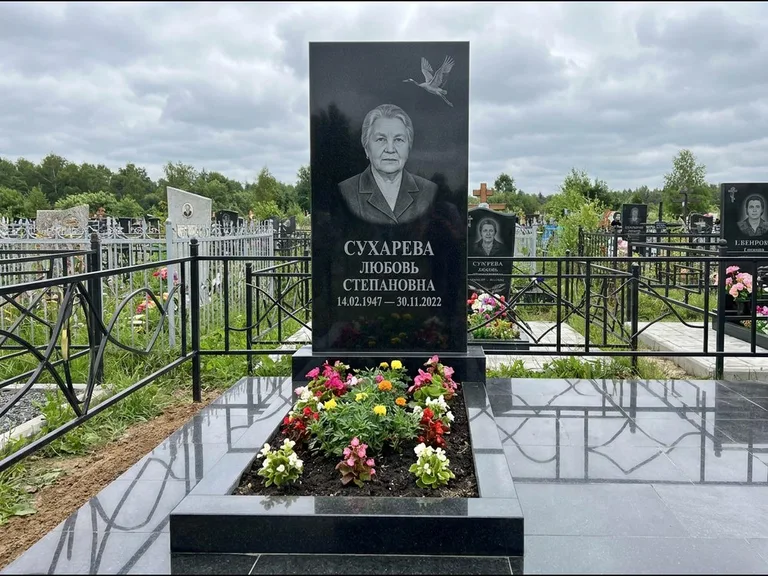 Памятник с гравировкой журавлей — гравировка одиночного летящего журавля над портретом, работа «Сухарева» в Туле