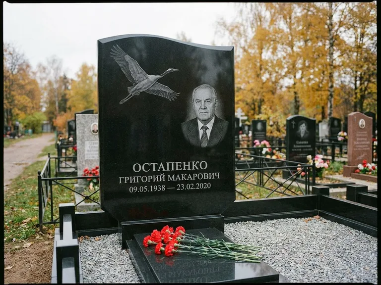Памятник с гравировкой журавлей — гравировка журавлей, работа «Остапенко» в Туле