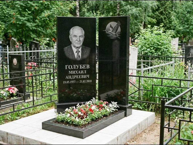Памятник с гравировкой журавлей — гравировка клина журавлей на фоне солнечного диска, работа «Голубев» в Туле