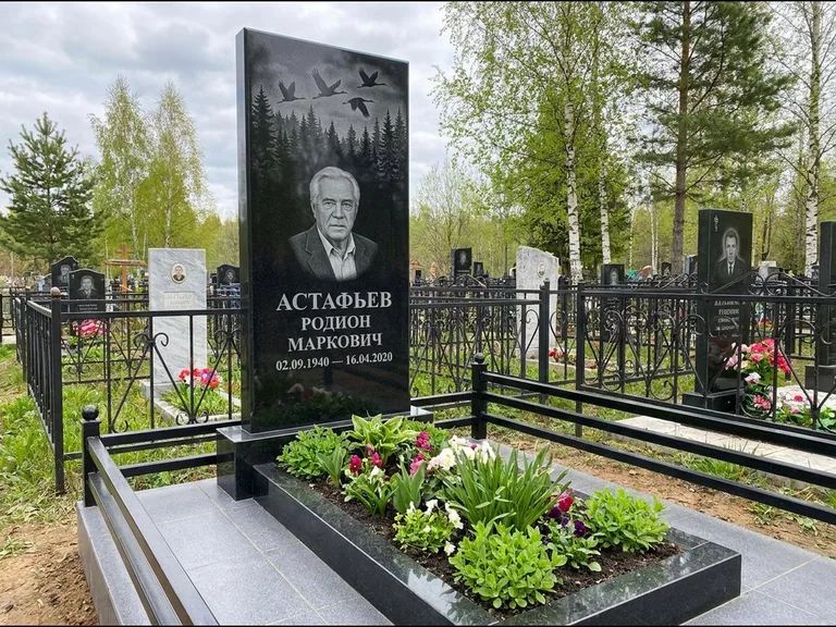 Памятник с гравировкой журавлей — гравировка силуэтов журавлей над еловым лесом, работа «Астафьев» в Туле