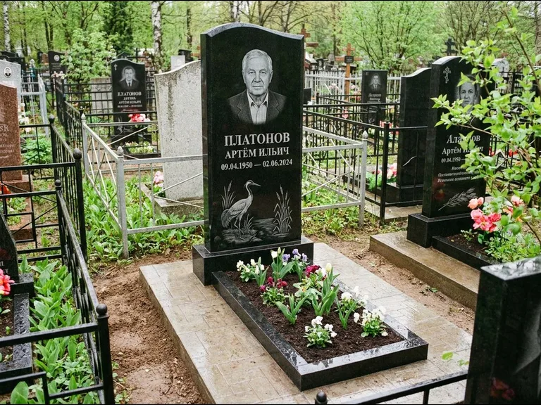 Памятник с гравировкой журавлей — гравировка журавля у камышей рядом с эпитафией, работа «Платонов» в Туле
